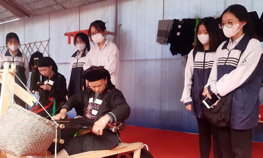 Bắc Giang quan tâm truyền dạy, trải nghiệm di sản cho học sinh thêm yêu di sản